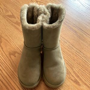 Brand New Uggs Bailey Bow II size 8